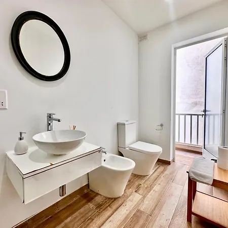 Charming Retreat Off The Sea Front Apartment *