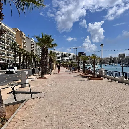 Charming Retreat Off The Sea Front *