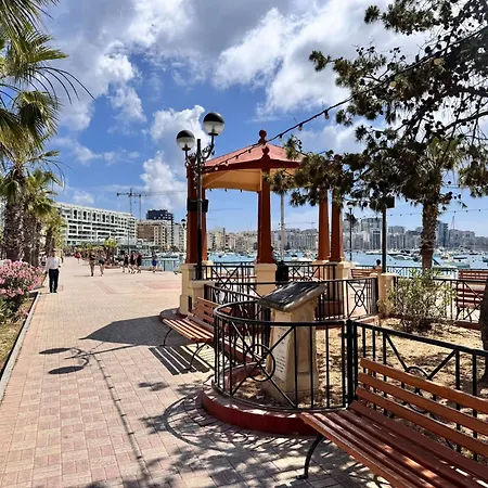 Apartment Charming Retreat Off The Sea Front