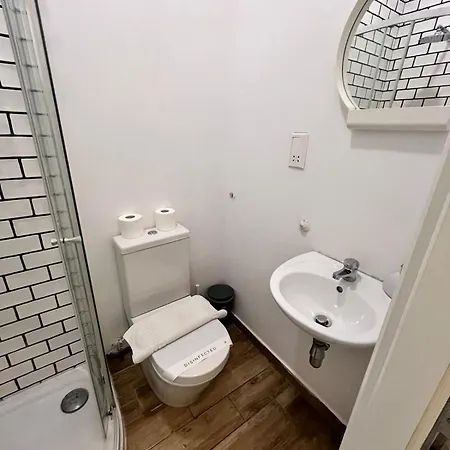 Charming Retreat Off The Sea Front Daire