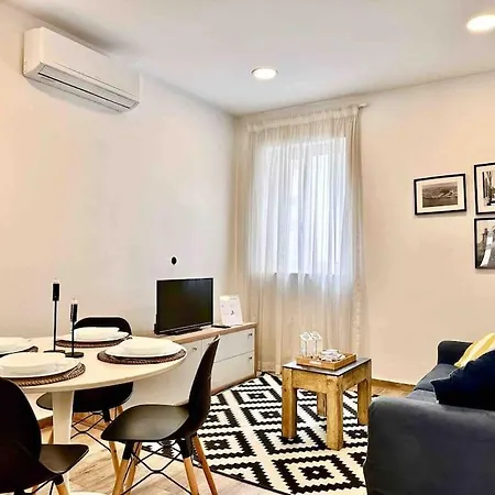 Charming Retreat Off The Sea Front