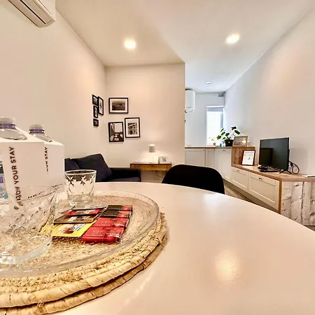 Charming Retreat Off The Sea Front Διαμέρισμα *