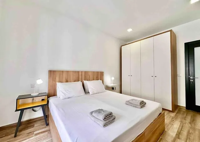 Charming Retreat Off The Sea Front Gżira