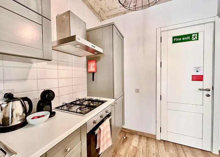 Apartman Charming Retreat Off The Sea Front *