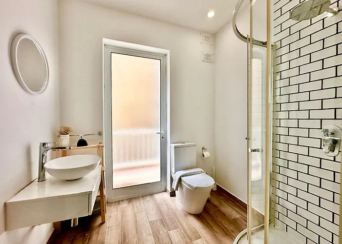 Charming Retreat Off The Sea Front Apartman