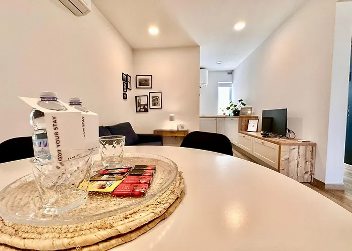 Charming Retreat Off The Sea Front Apartman *