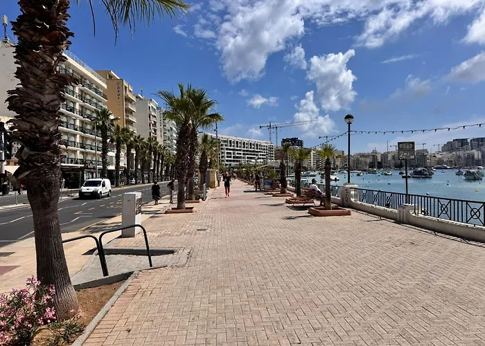 Charming Retreat Off The Sea Front *