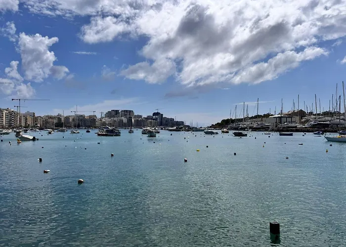 Charming Retreat Off The Sea Front Gżira